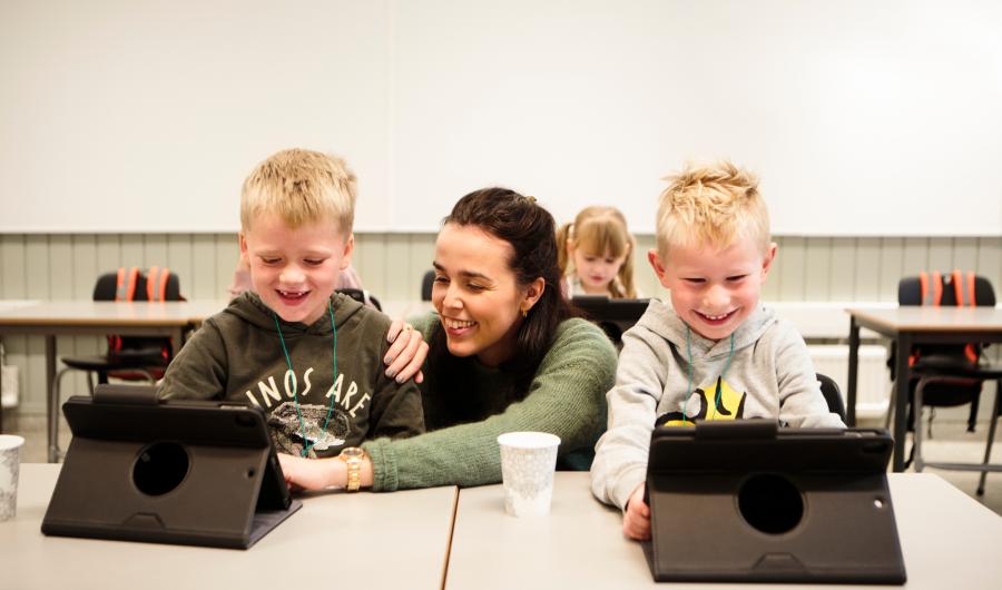 To elever og en lærer.