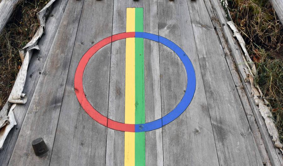 Et samisk symbol på døra til ei sørsamisk torvgamme.