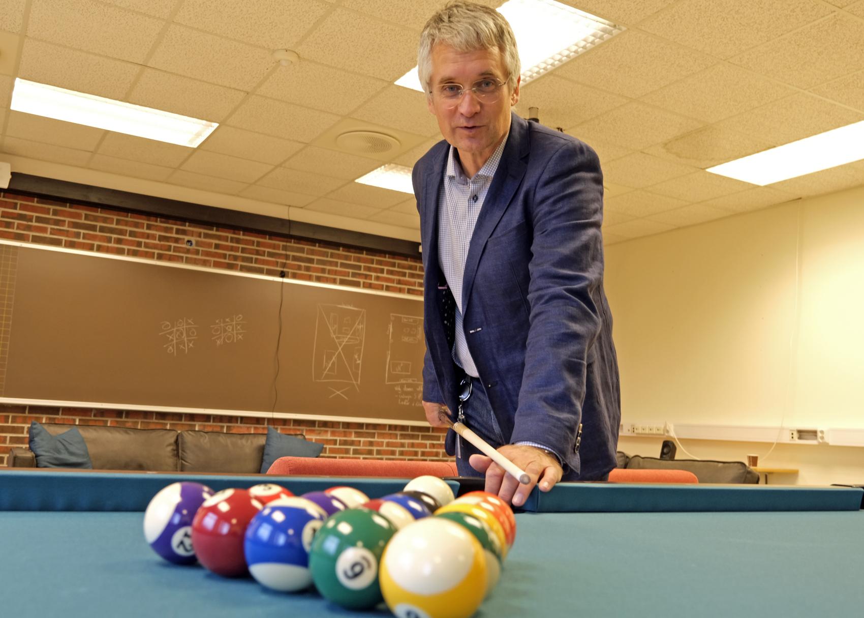 Studiestedsleder Øyvind Steinslett i det nye studentrommet på Nesna