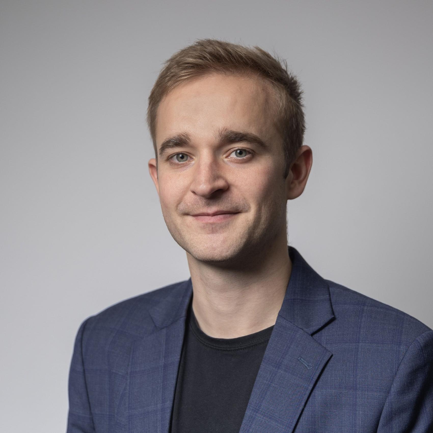 Mann med blå dressjakke