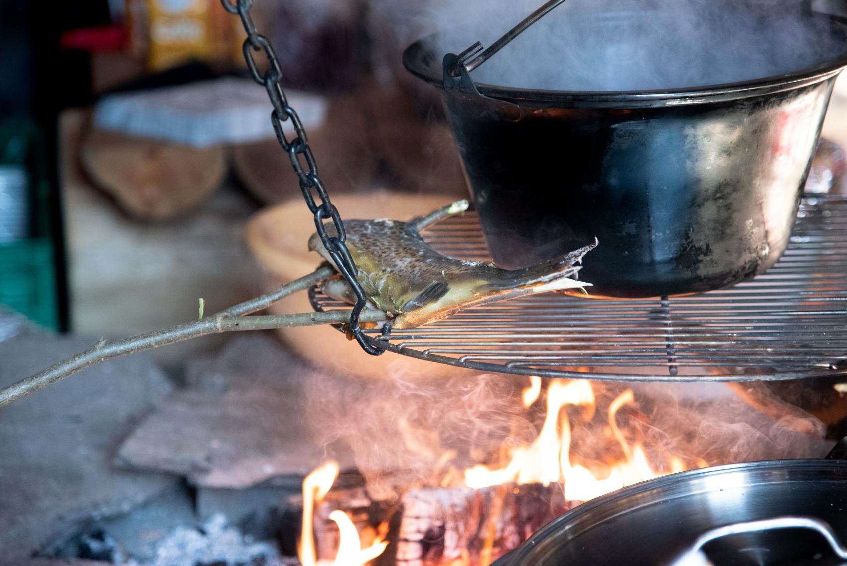 Tilbereding av mat over åpen ild i ei sørsamisk gamme.