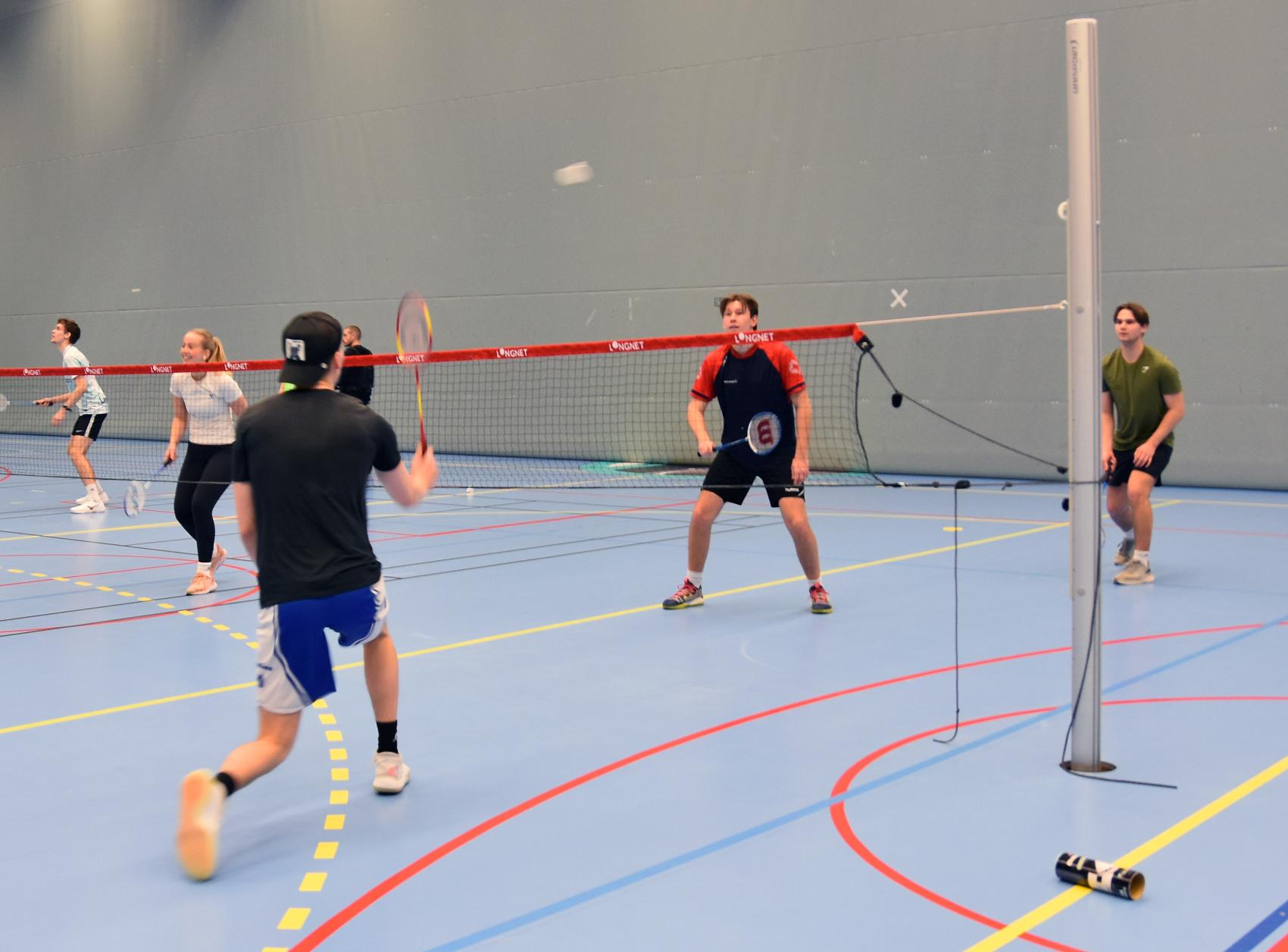 Studenter spiller badminton