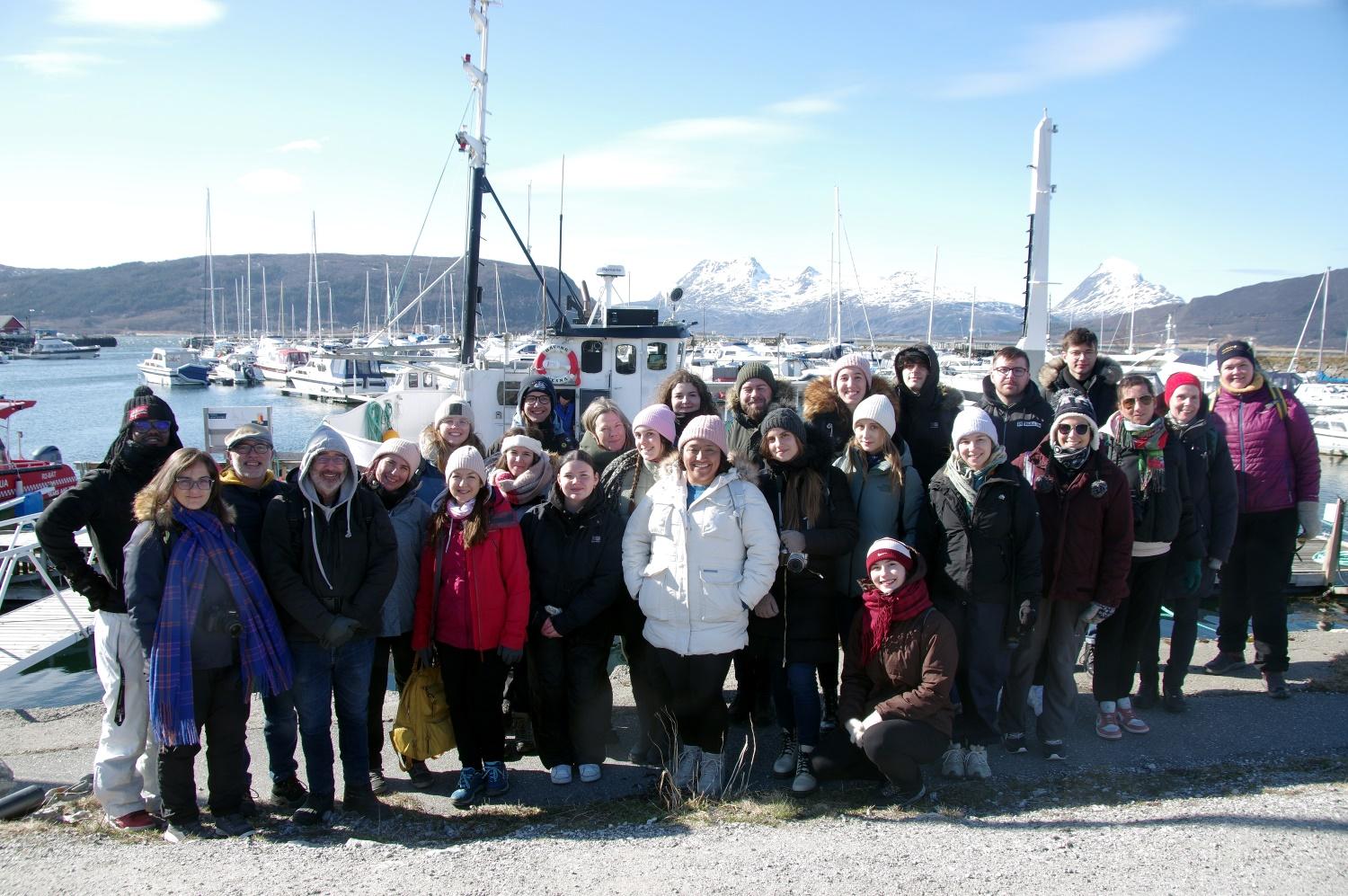 A gropu of people in front of a harbour