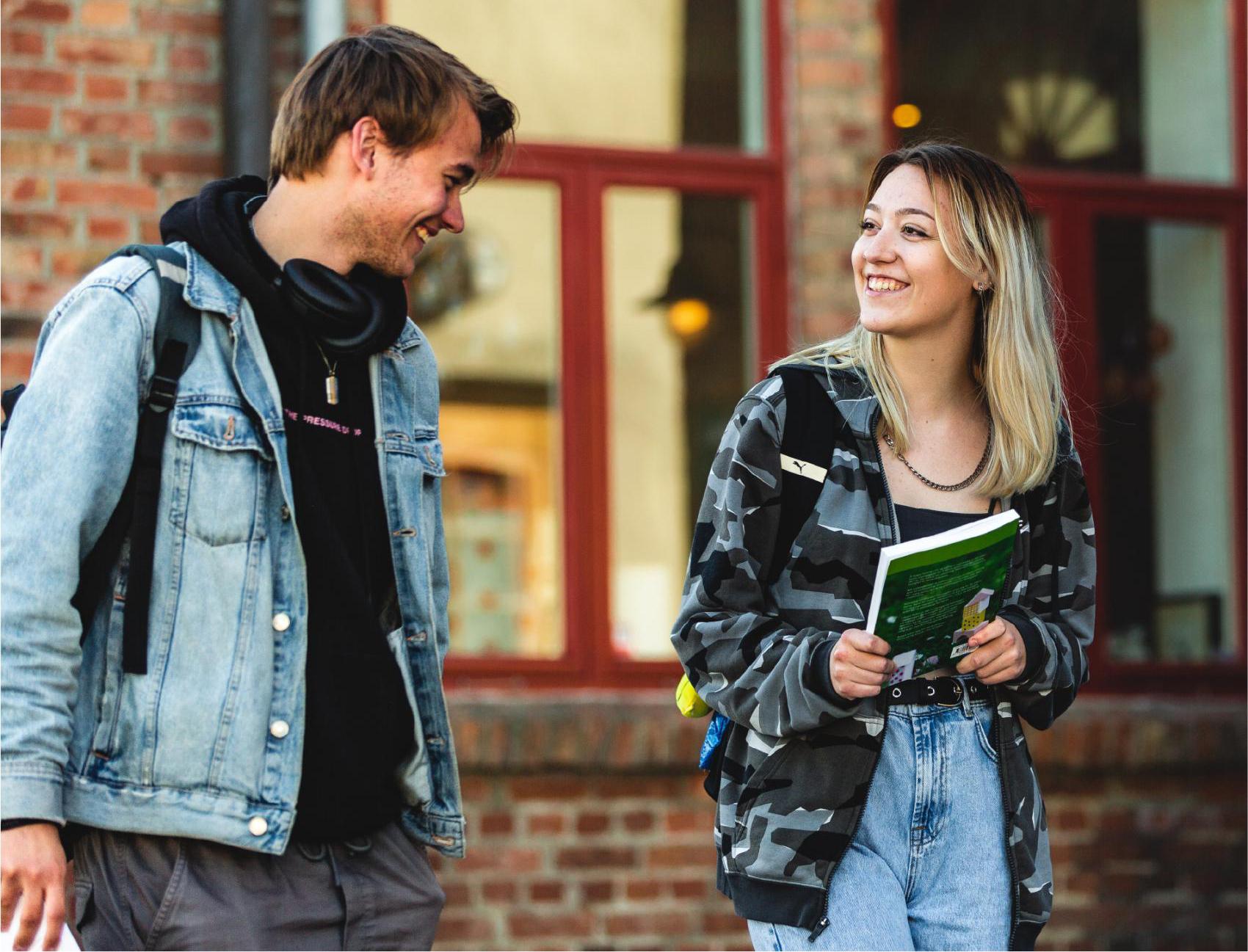 Studenter som smiler