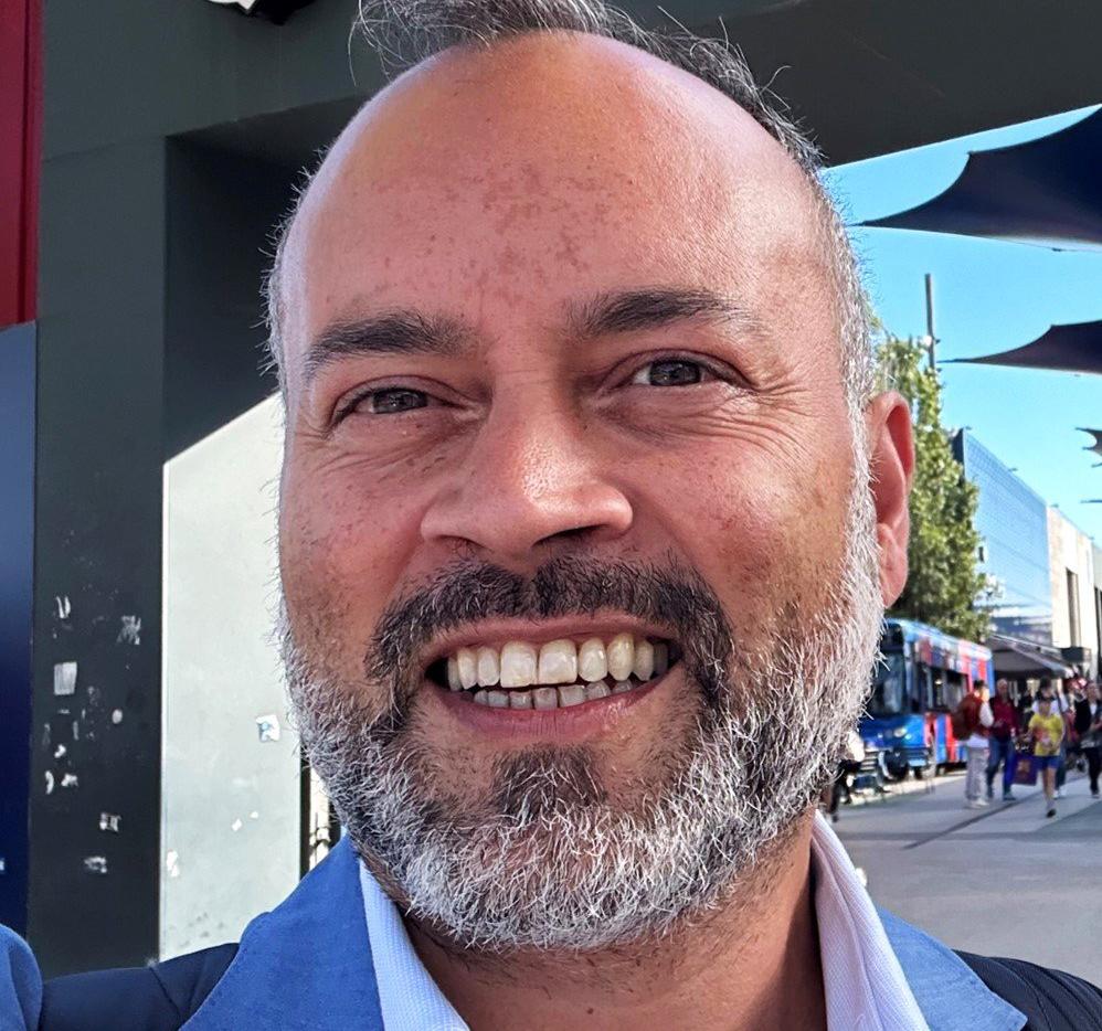 Smilende mann med skjegg