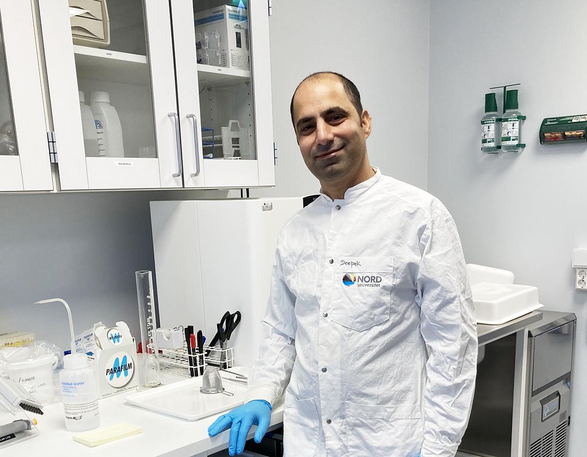 mann i labfrakk på laboratorium