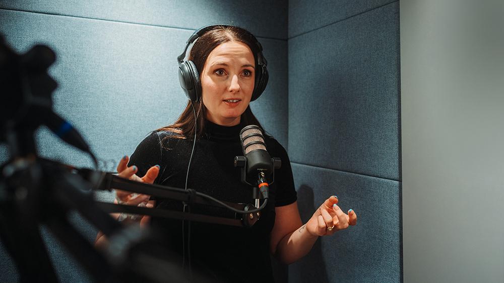 Programleder i podccast-studio