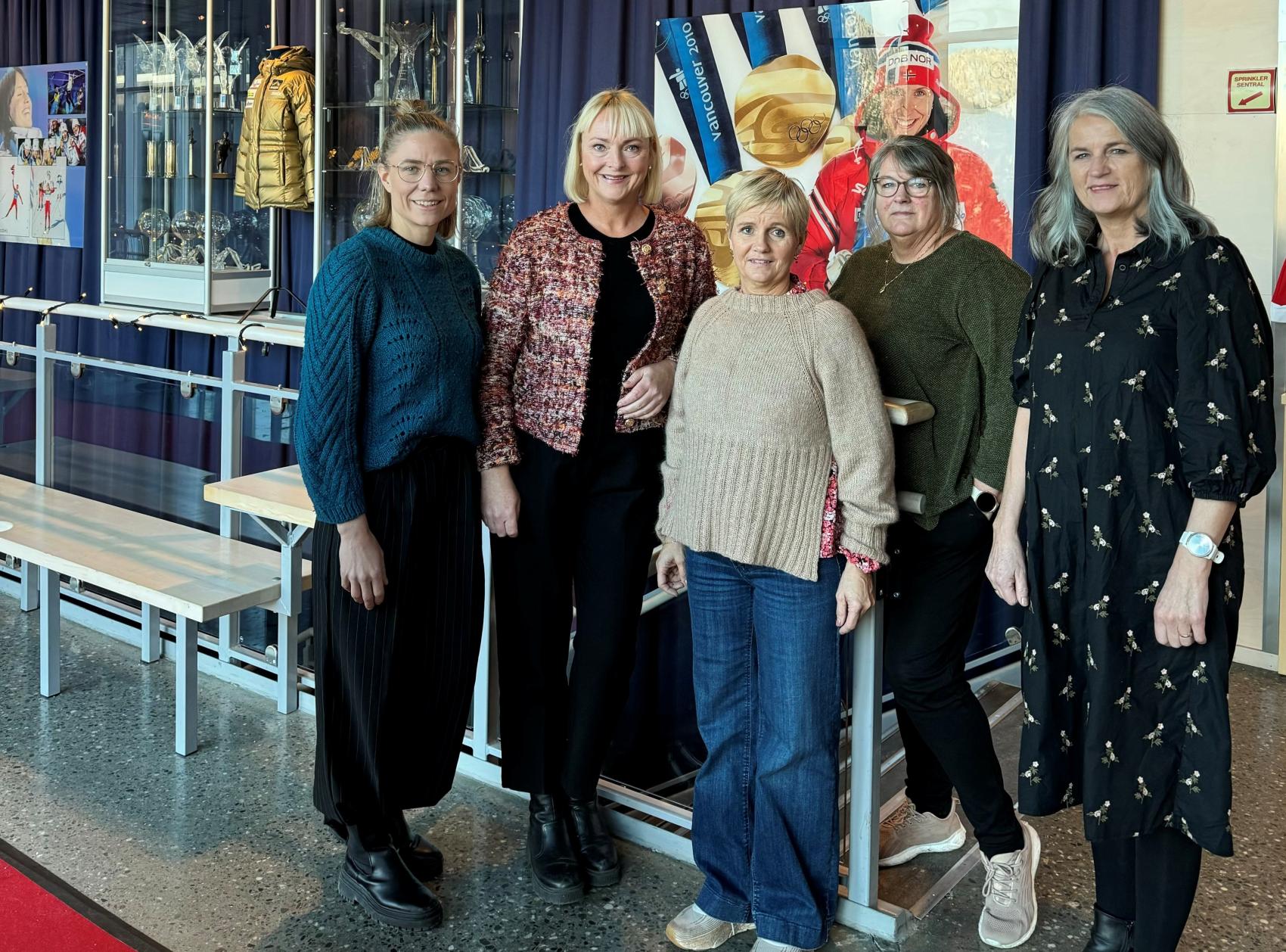 Gruppebilde av 5 damer, stående