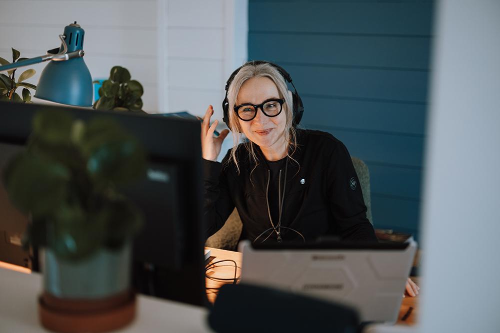 Forsker med headset på kontor