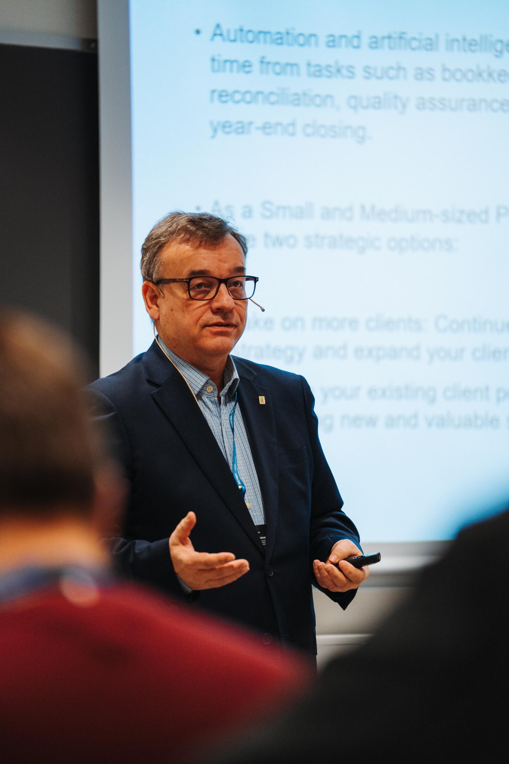 Leder for bransjeorganisasjon på seminar ved Nord universitet.