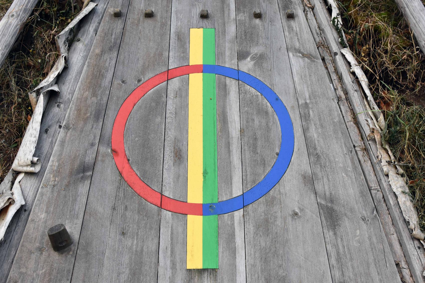 Et samisk symbol på døra til ei sørsamisk torvgamme.