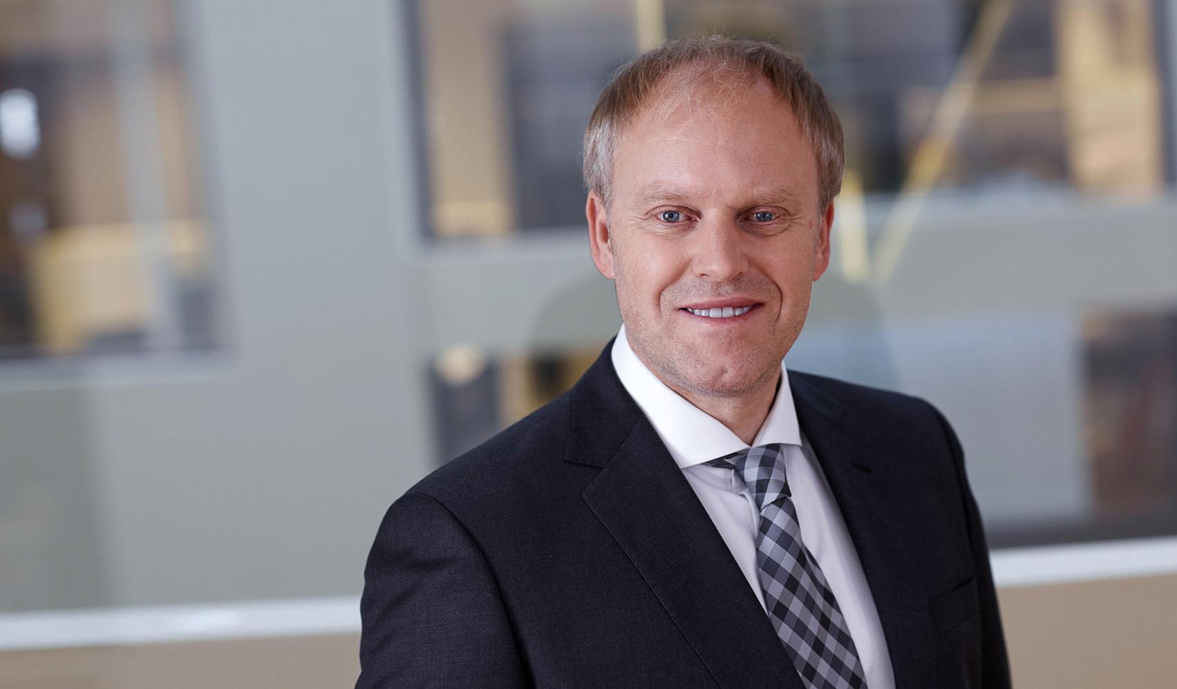 Voksen mann med dress og slips