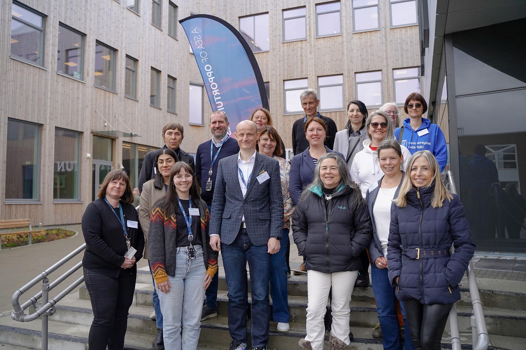 Gruppebilde av voksne mennesker i trapp. Staff week campus Bodø