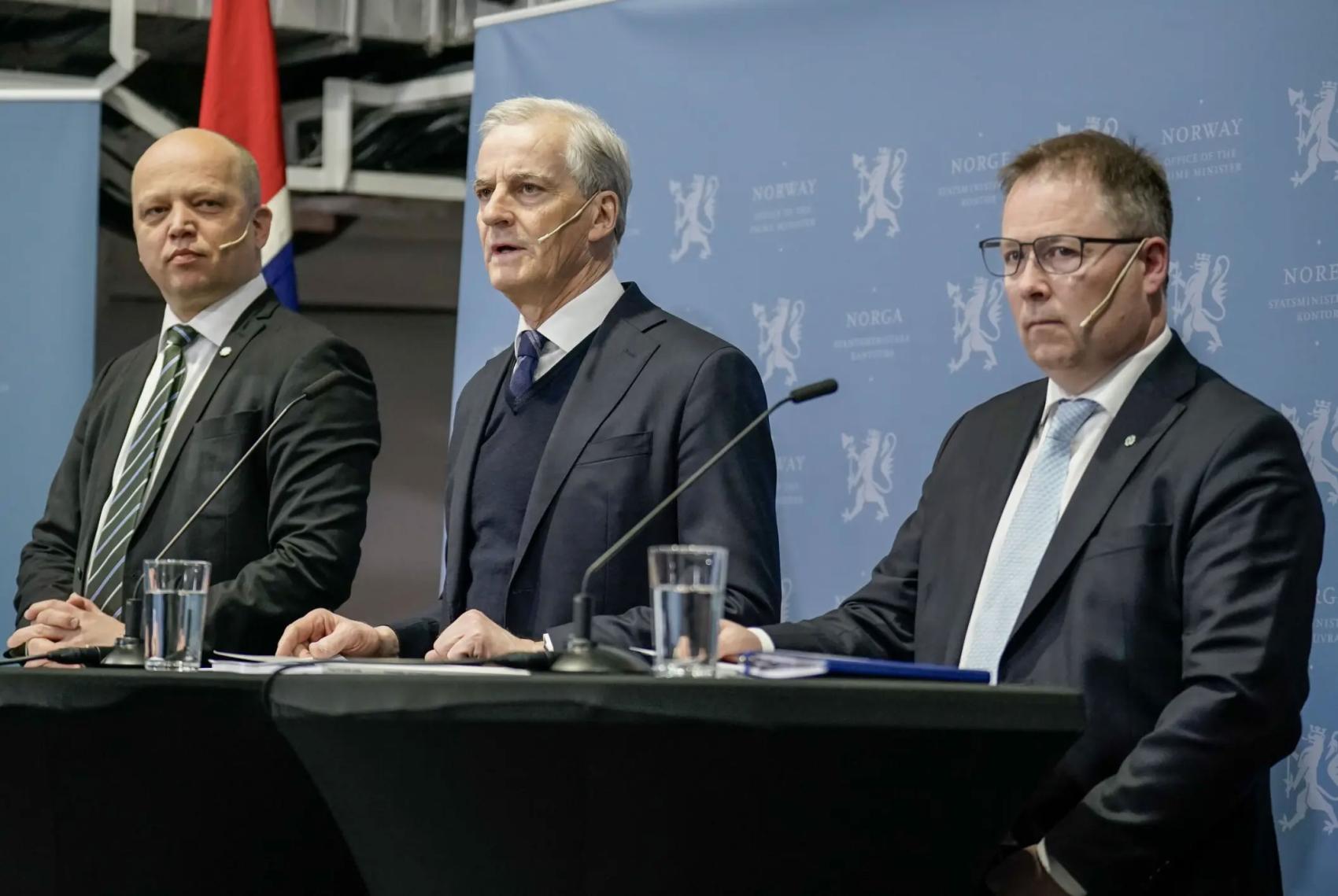 Statsminister Jonas Gahr Støre, finansminister Trygve Slagsvold Vedum og forsvarsminister Bjørn Arild Gram under fremleggelsen av langtidsplanen. Foto: Stian Lysberg Solum, NTB