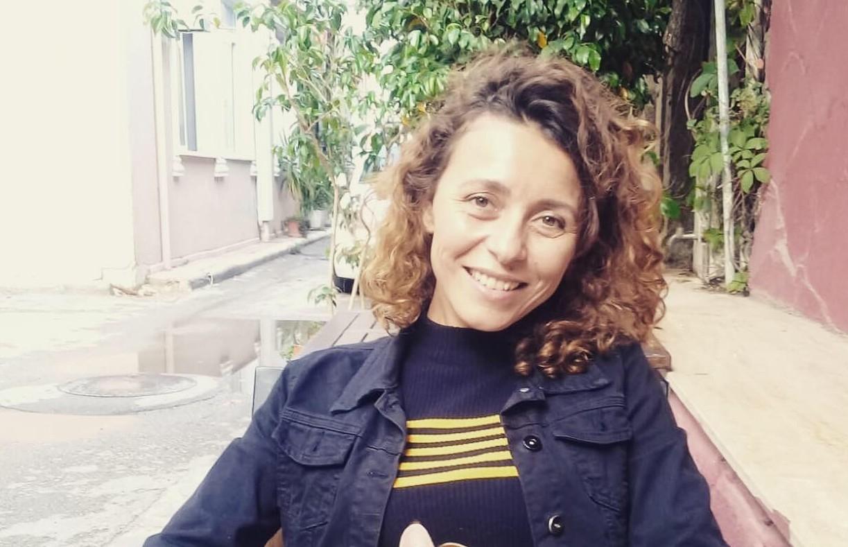 Portrettbilde av voksen kvinne ute i en gate