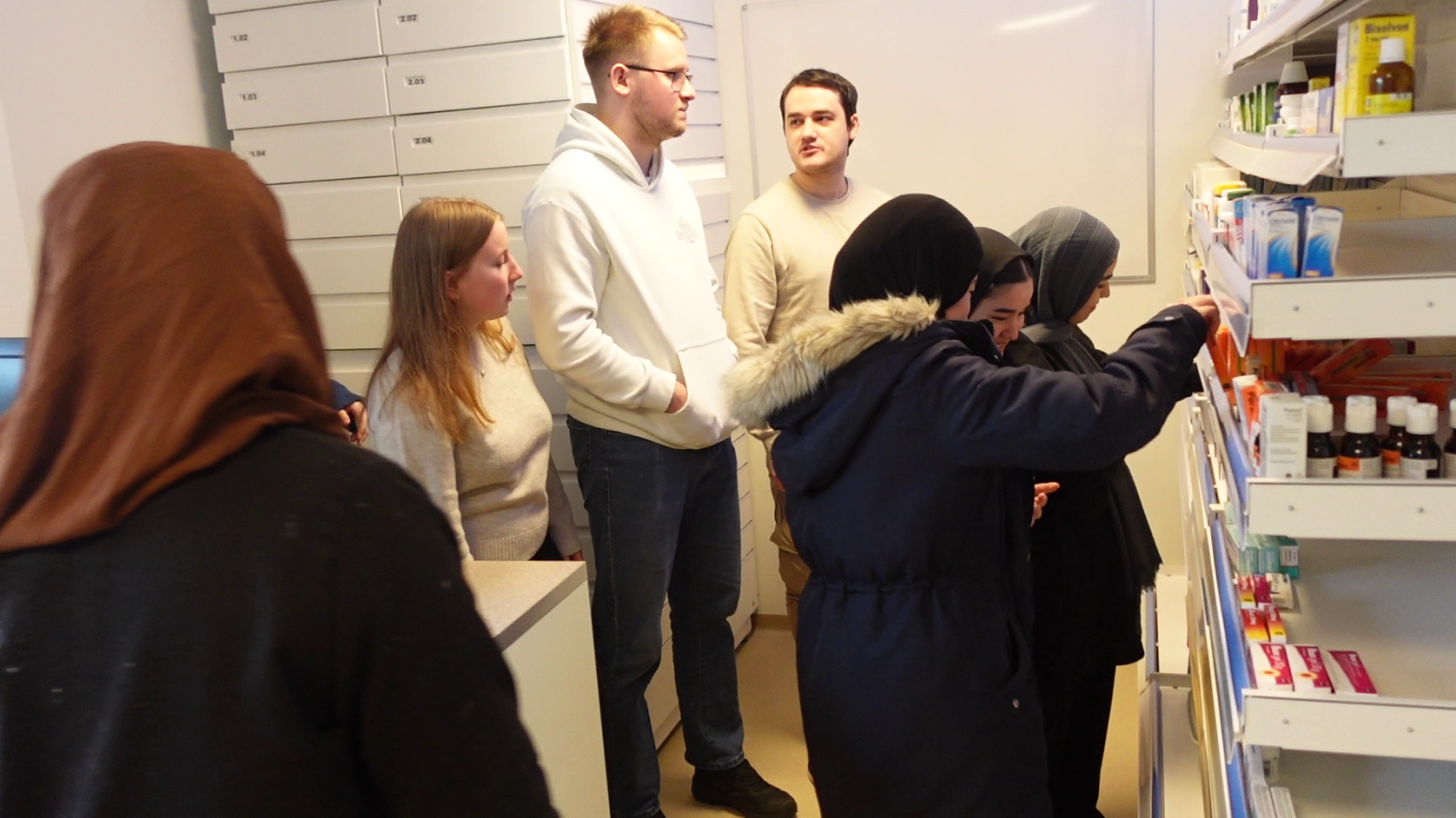 Studenter besøker det nye øvingsapoteket