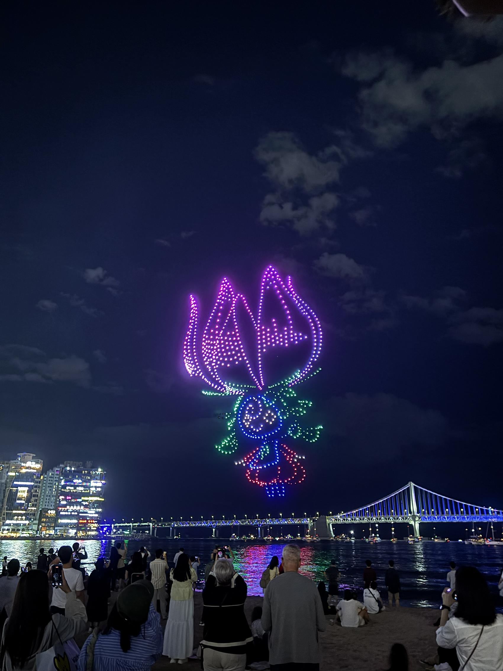 Droner lager lysshow i mange farger på nattehimmelen