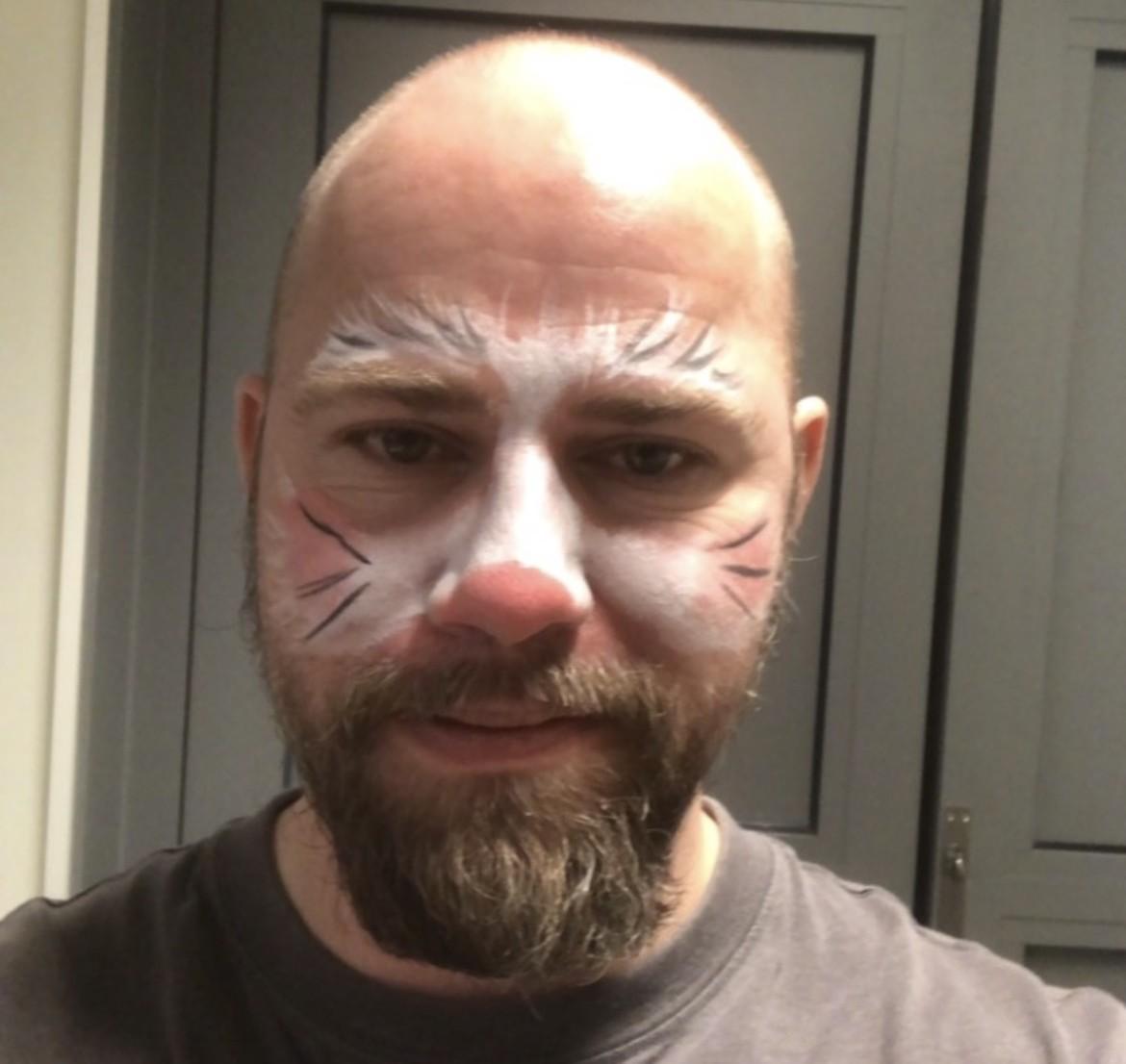 Smilende mann med ansiktsmaling