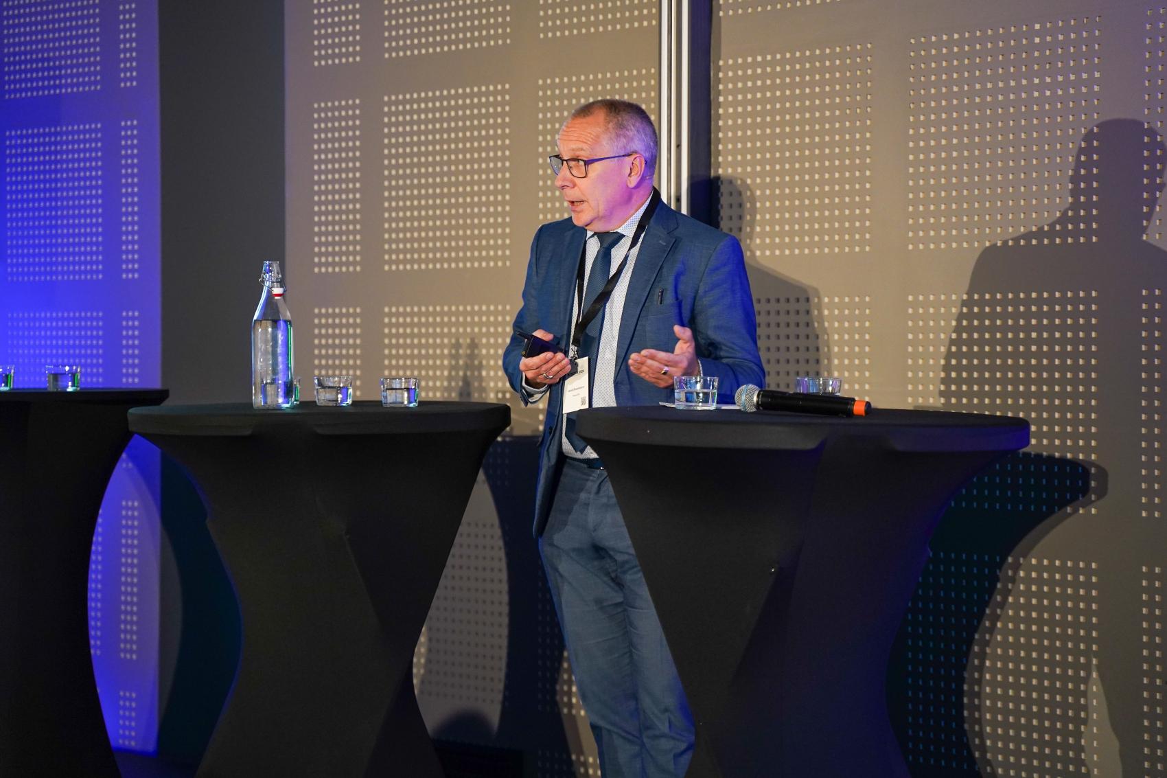 mann på talestol. scene