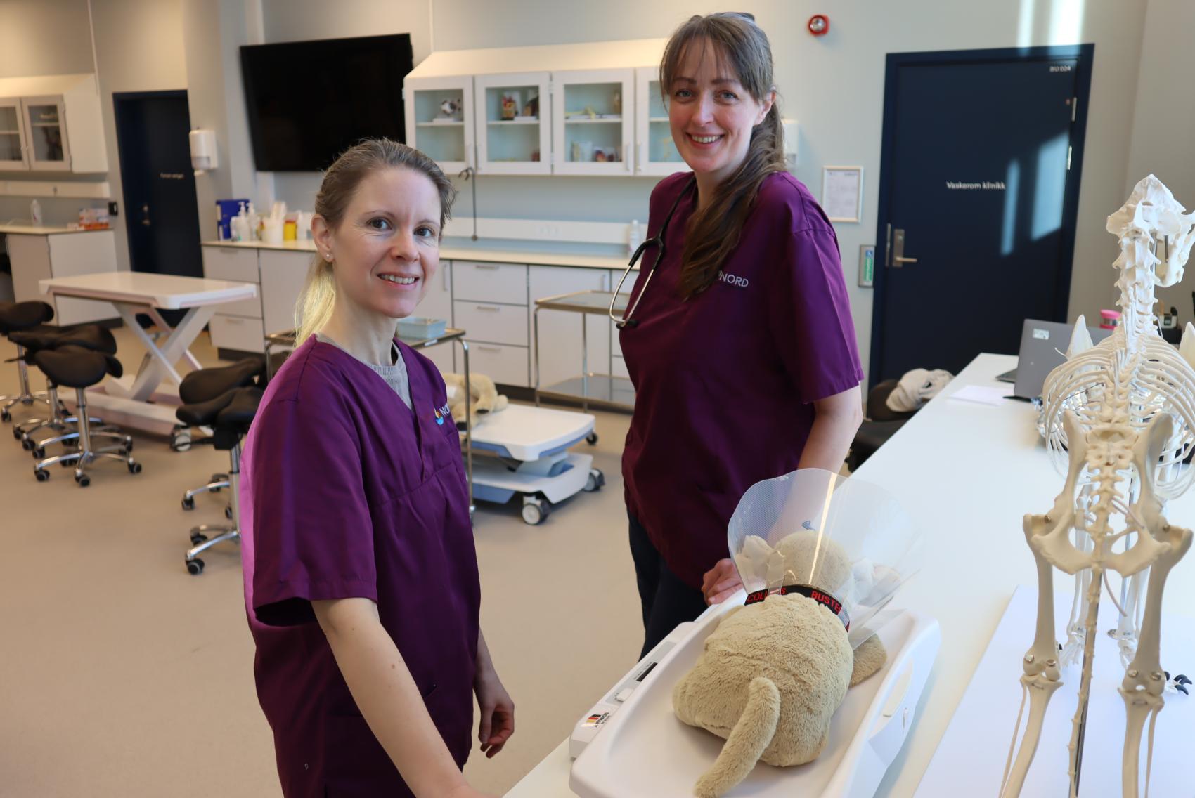 To smilende kvinner og et laboratorie