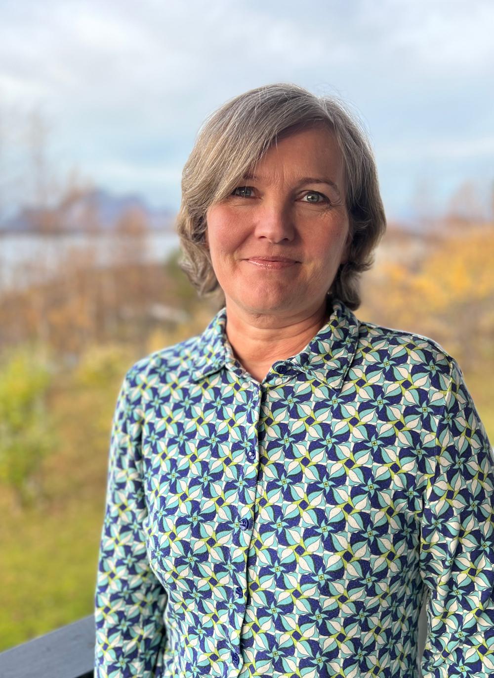 Nærbilde av kvinne med høstlig bakgrunn