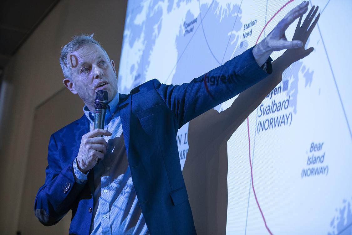 Peker: Utviklingsdirektør i&nbsp;Stella Polaris, Jaran Rauø&nbsp;.