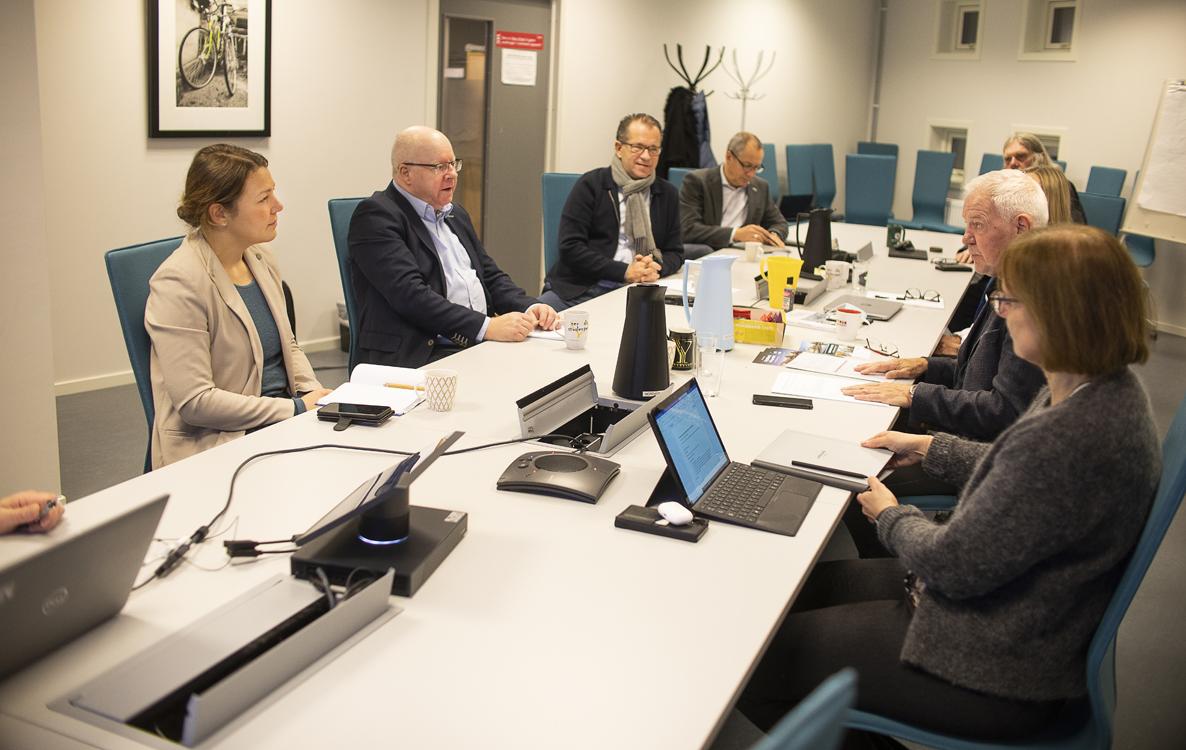 Grundig innføring: Mørten Høglund (midten) og&nbsp;Ina Nygård Mossin&nbsp;(til venstre) fikk en grundig innføring i Nordområdesenterets aktiviteter og prosjekter.