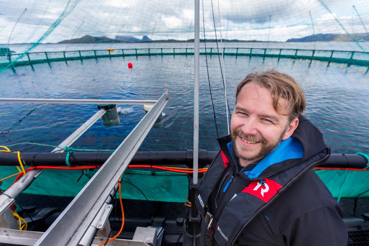 Mann som smiler på båt