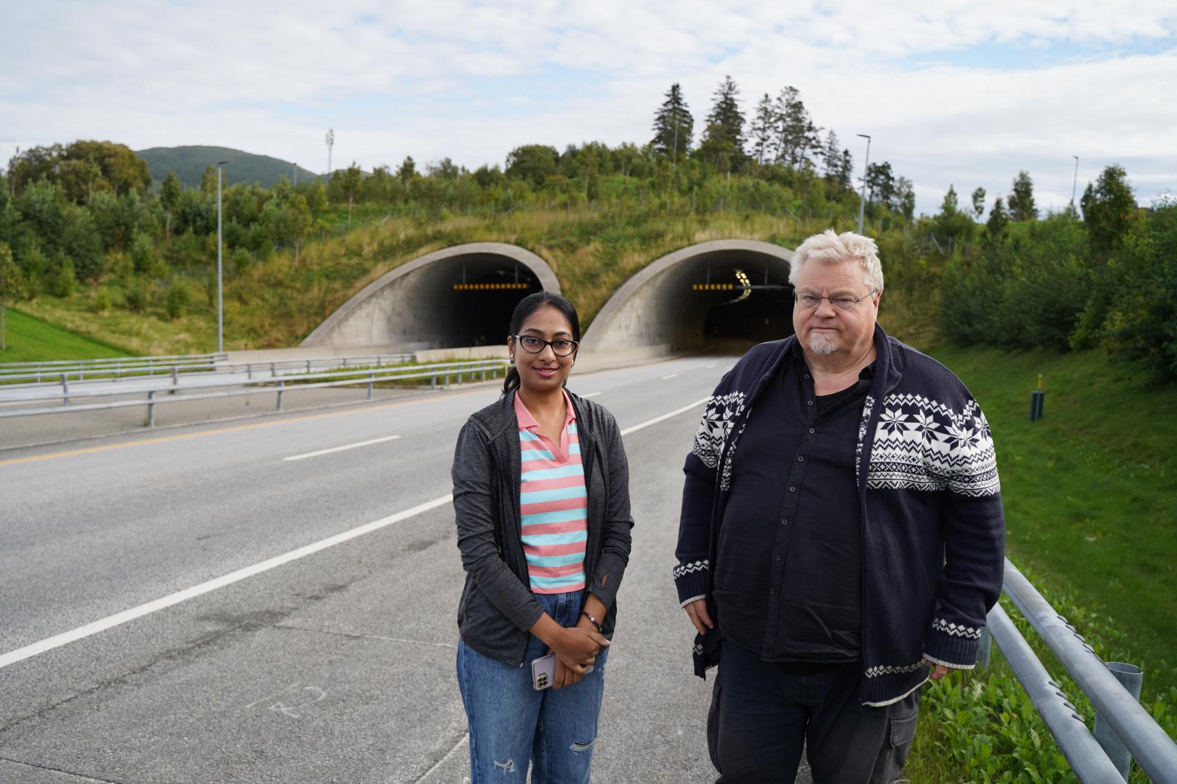 Kvinne og mann foran tunellåpning