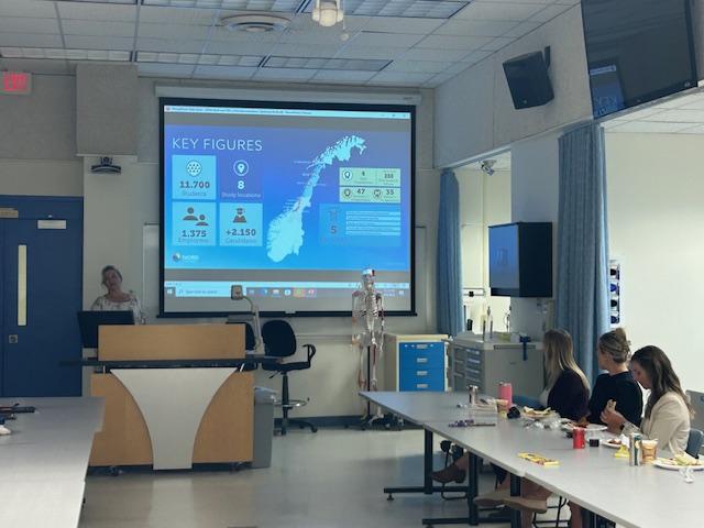 Førelesning i klasserom. Foto