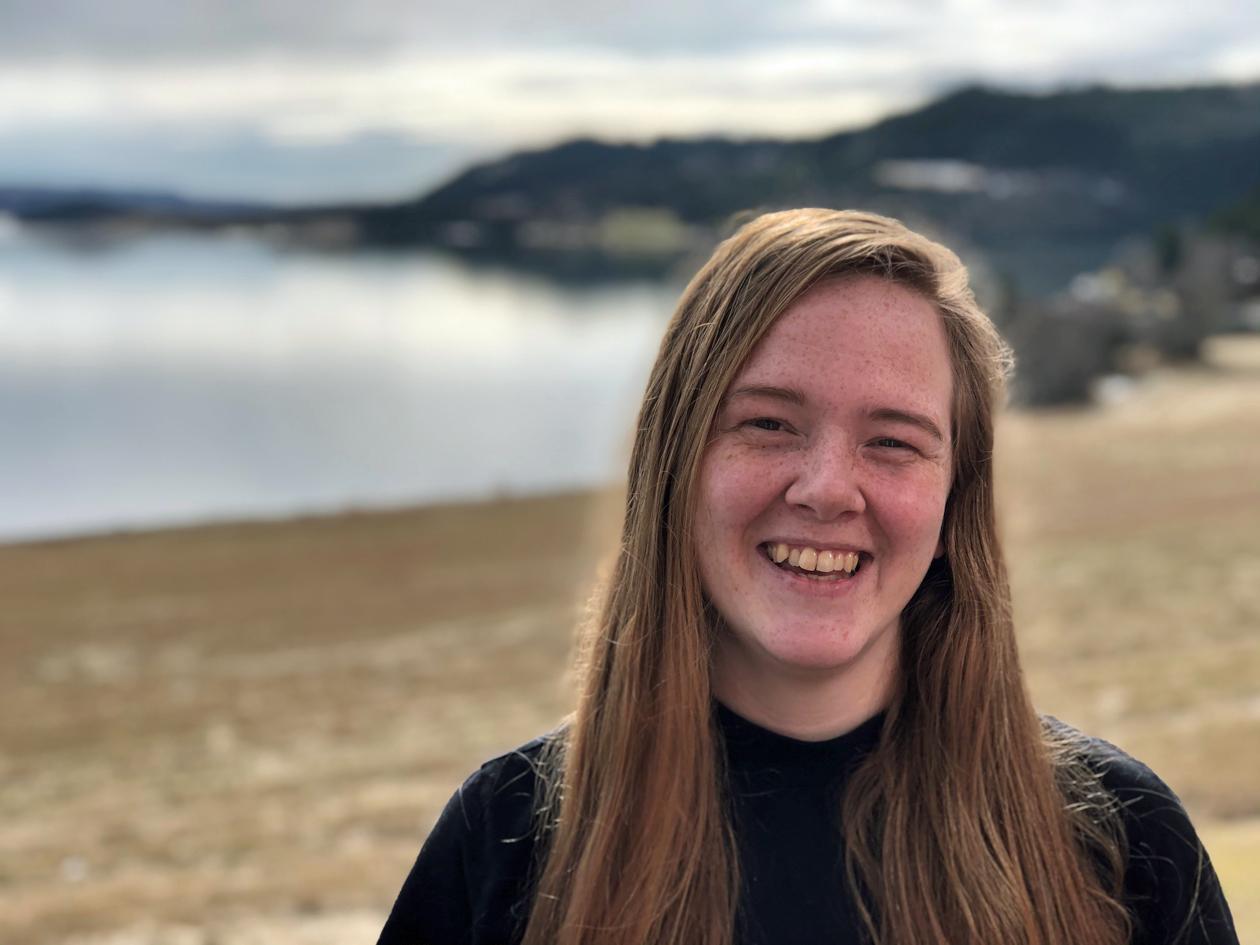 Student ved åker og fjord