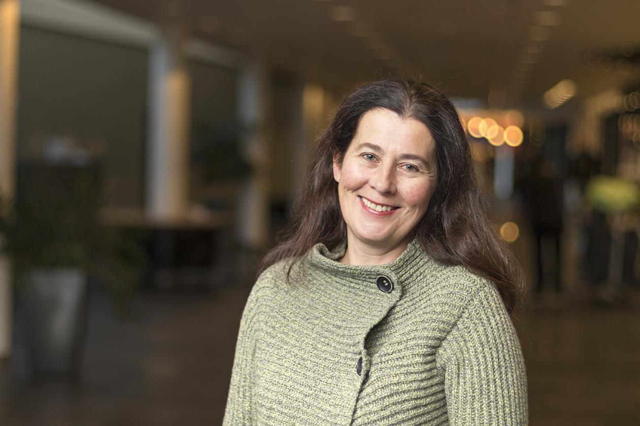 Portrett av kvinne i foaje inne