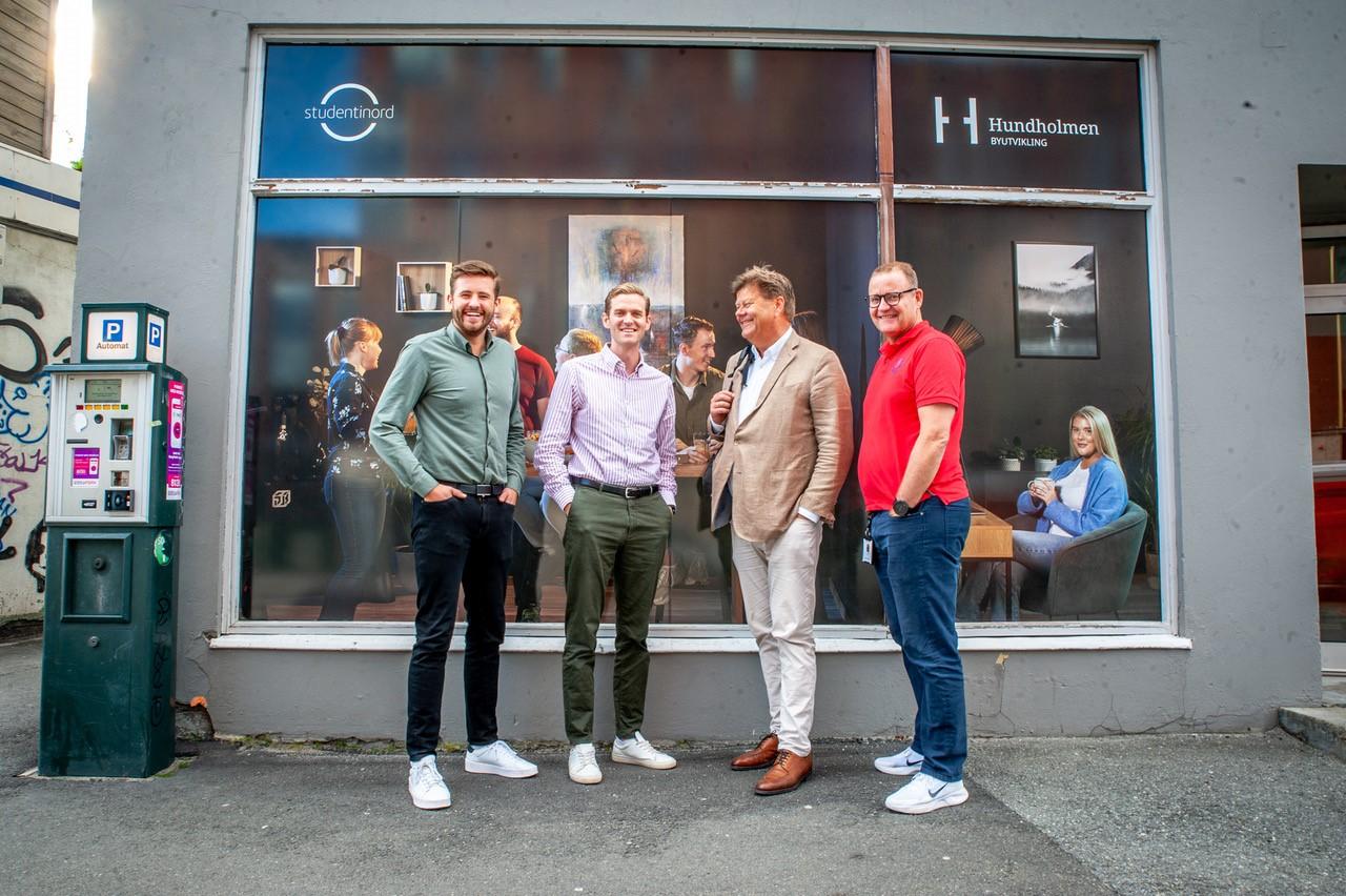 Fire menn foran bygning