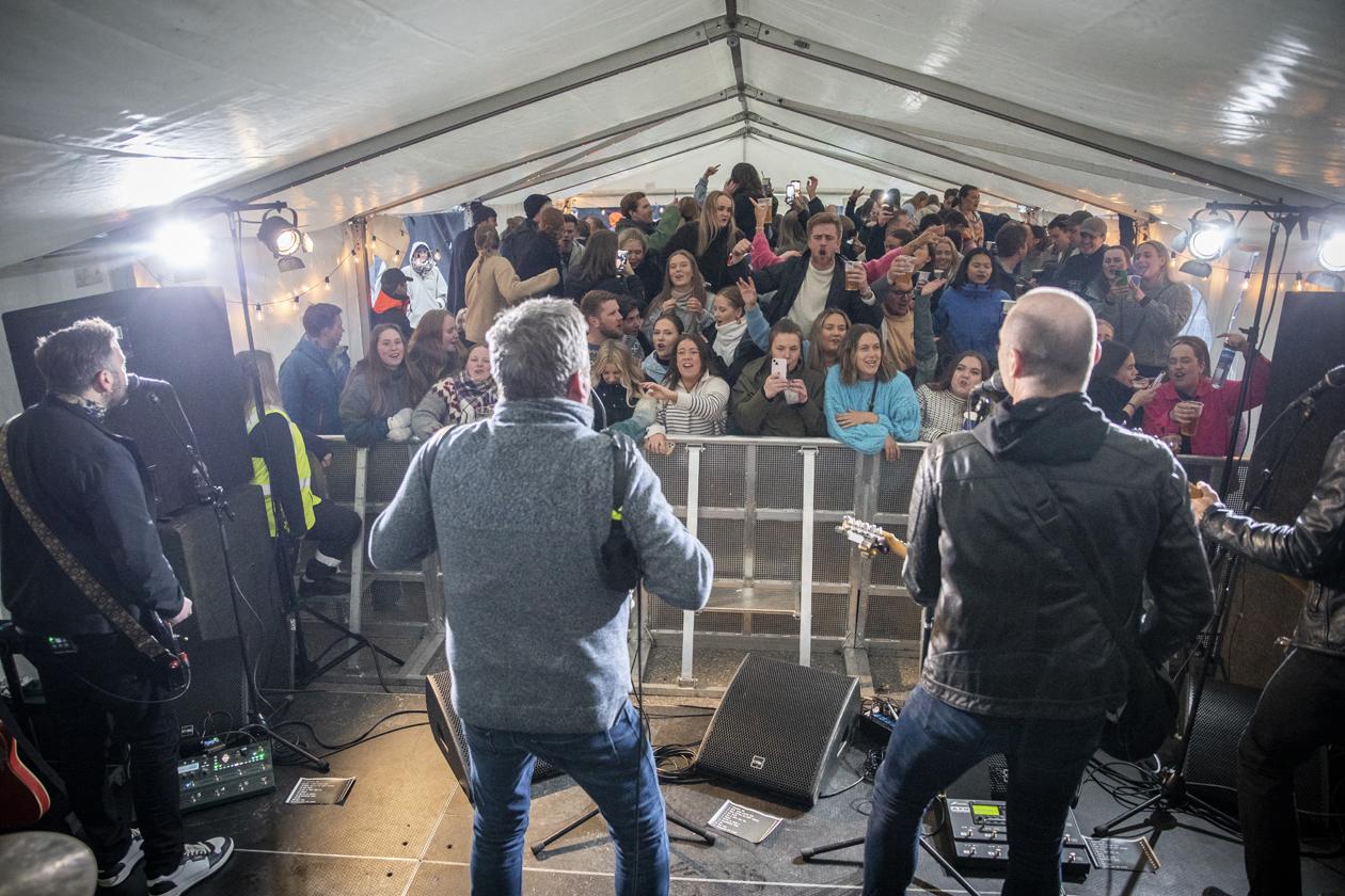 DDE rockeband spiller foran glade studenter i telt