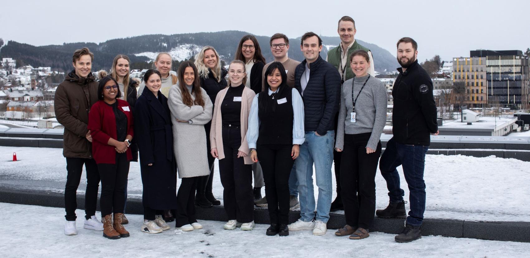 Gruppebilde med unge mennesker, utendørs om vinteren