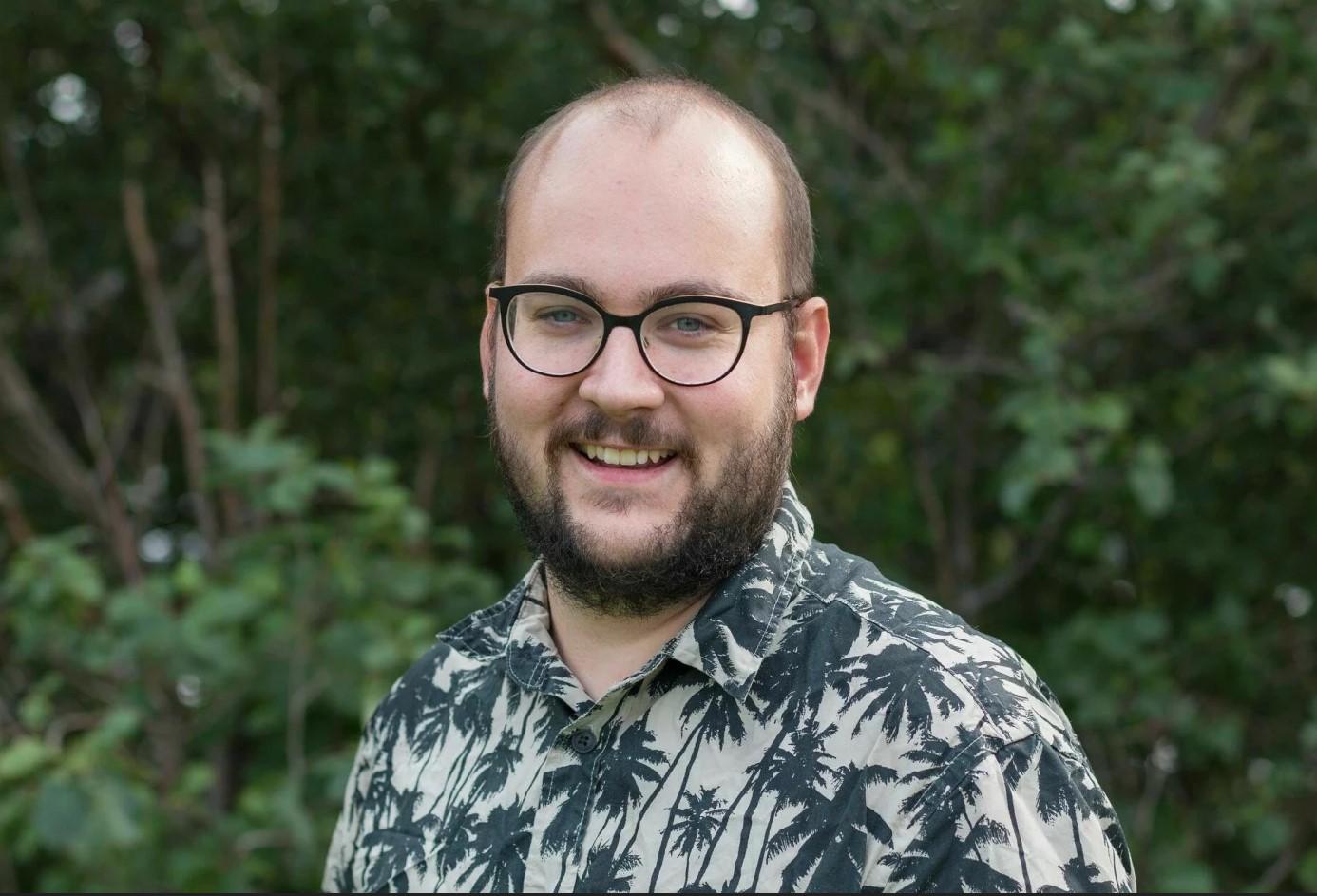 Portrettbilde av mann med skjegg og briller