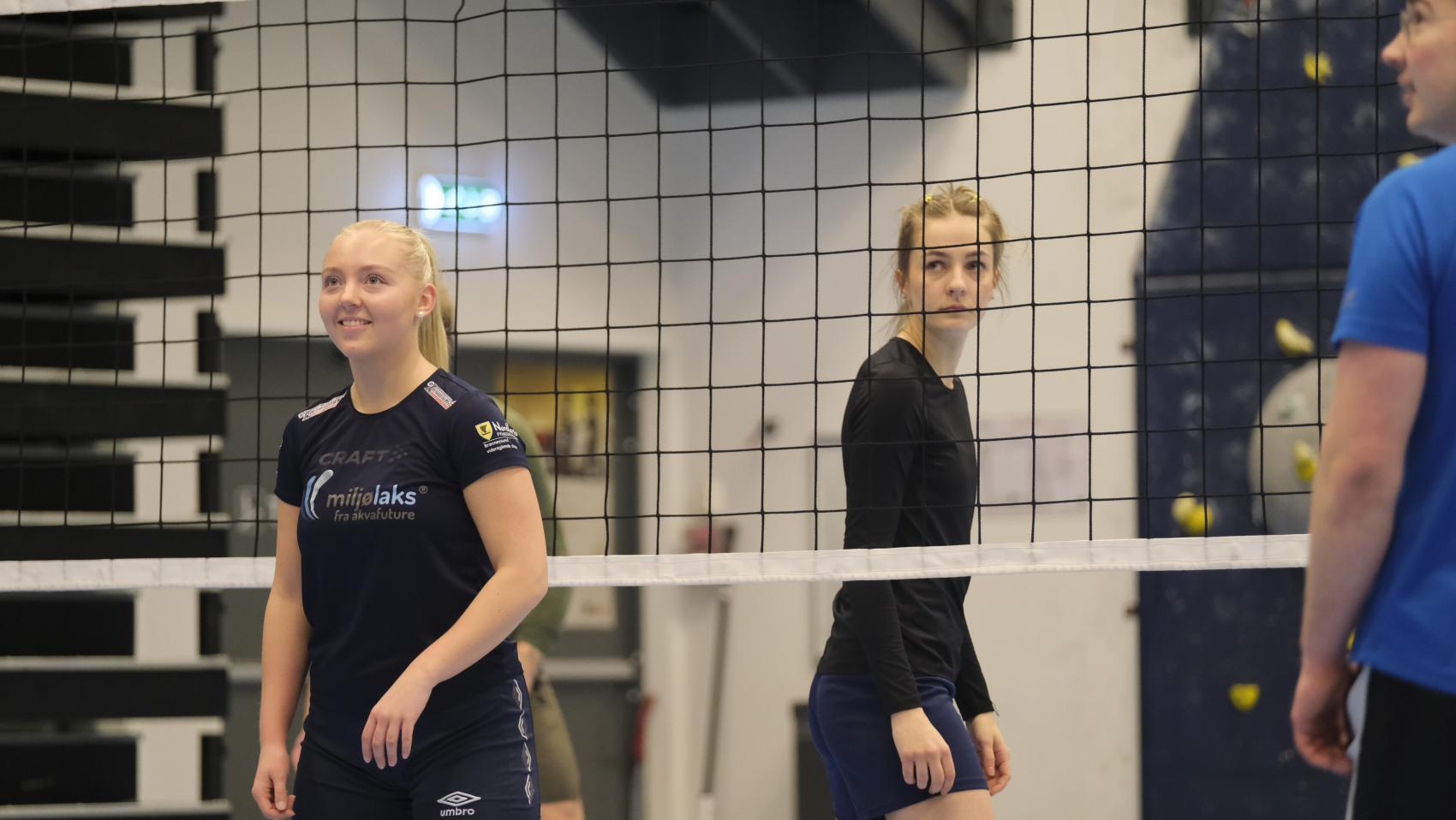 Jenter ved volleyballnett. Foto
