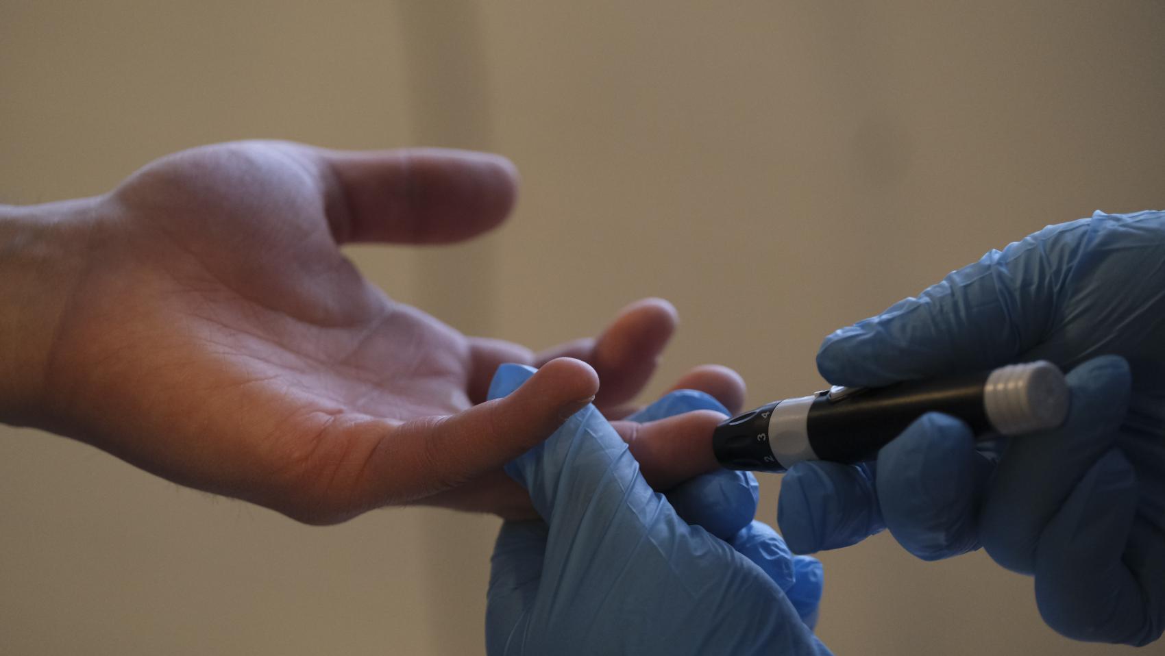 Nærbilde av blodprøve som blir tatt i finger. Foto