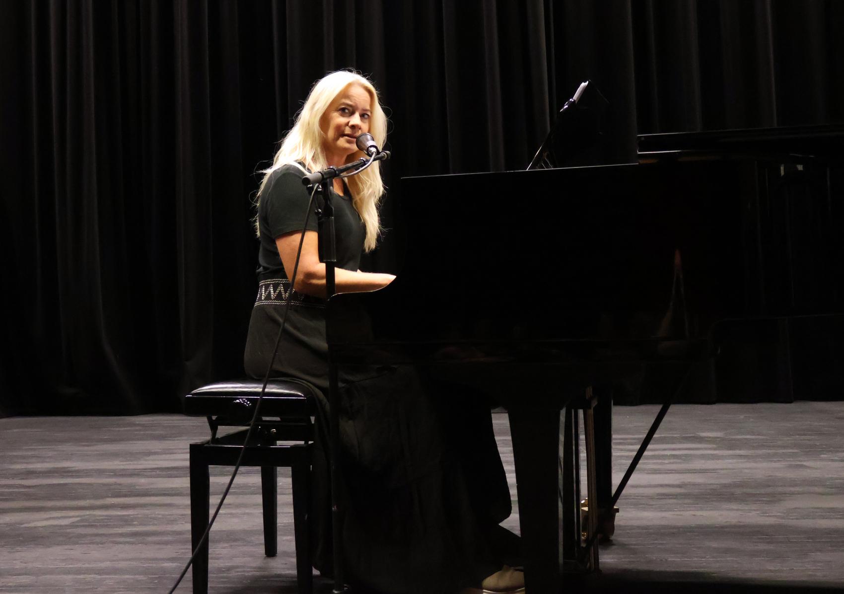 Kvinne spiller piano. Foto